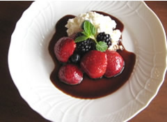 手作り「リコッタチーズ」と季節のフルーツのバルサミコソース